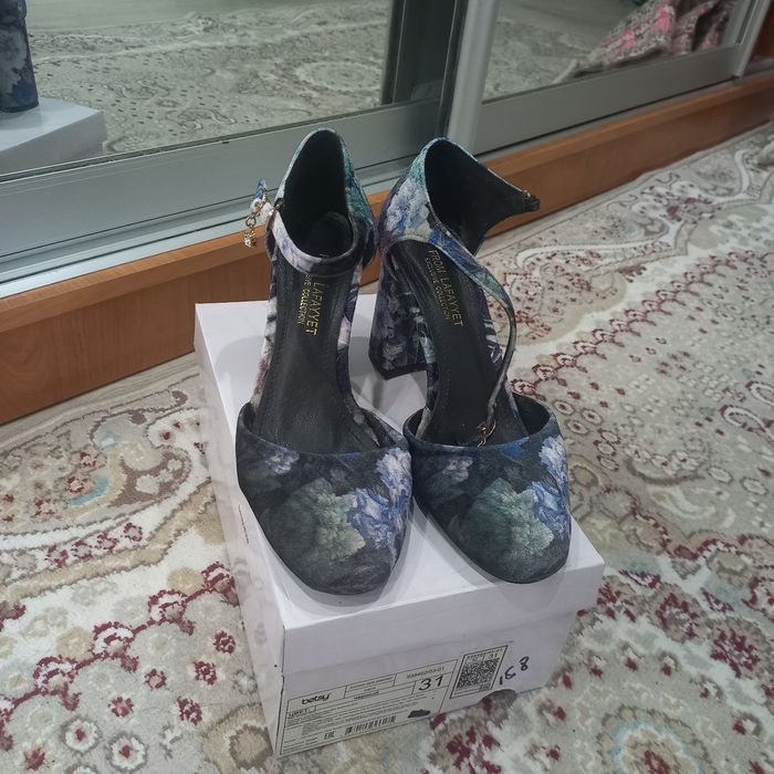 Продам босоножки