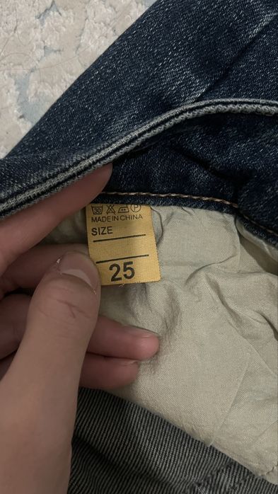 джинсы синего цвета