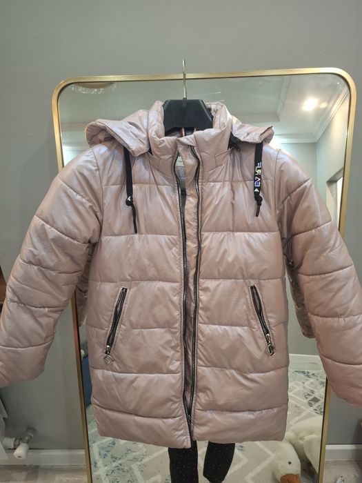 Продам 2 куртки для девочки на 8-9 лет