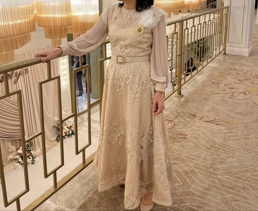 Нарядное платье элегантное бежевое