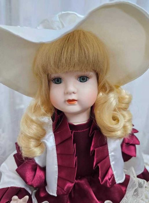 Papusa de portelan cu rochita in stil victorian, 55 cm.
