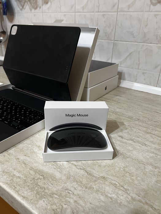 IPad Pro 12.9 inch 5th generation - 256GB+ Magic Keyboard+ Magic Mouse