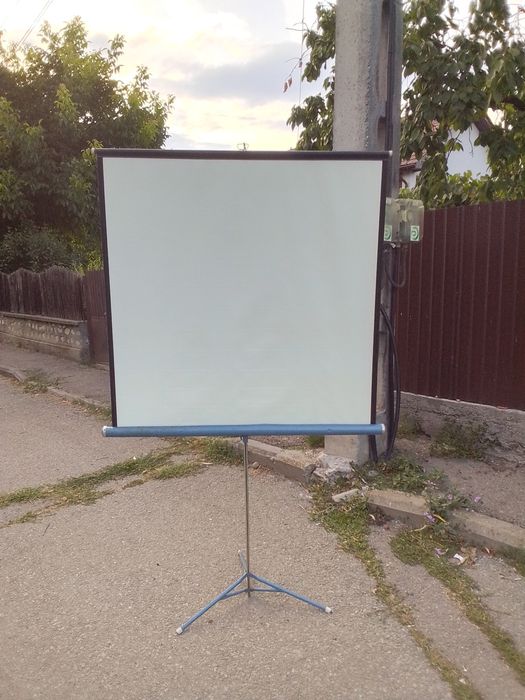 Vând videoproiector Epson