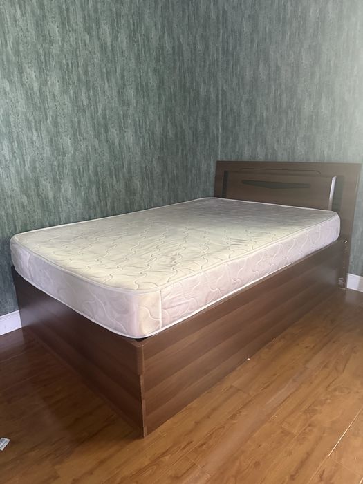 Продам кровать полуторка