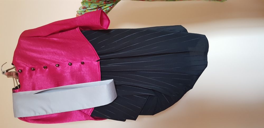 Дизайнерски костюм направен по поръчка ,ръчно рисуват, копринен