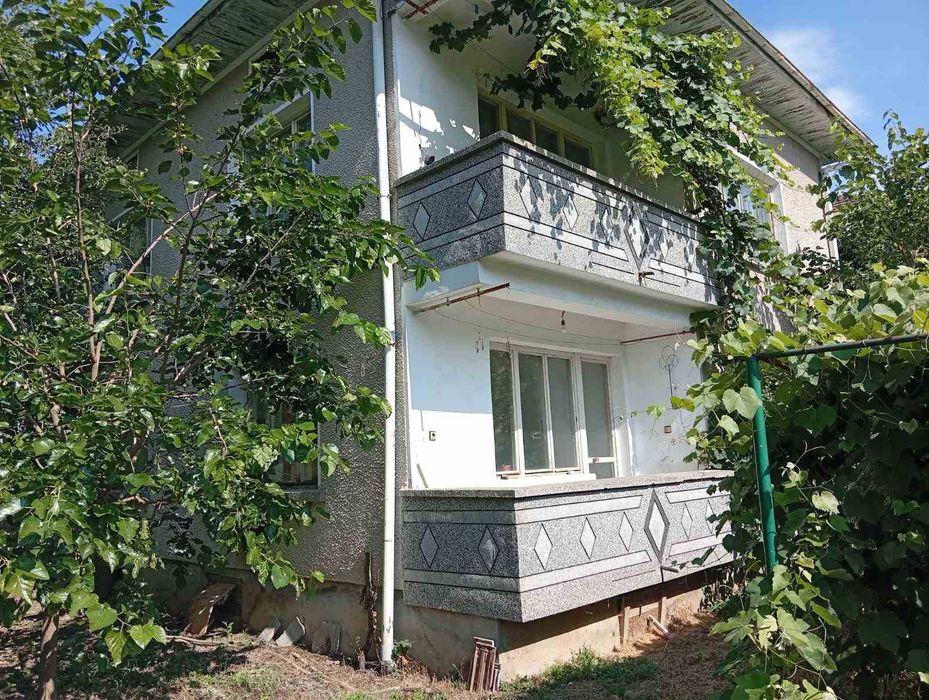 Продавам двуетажна къща с двор 752 кв.м. в гр. Плачковци