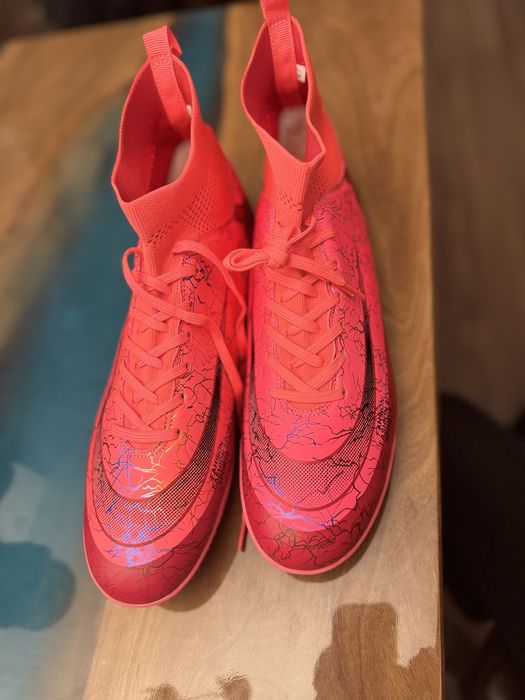 Професионални футболна обувки с високи глез (стоножка)