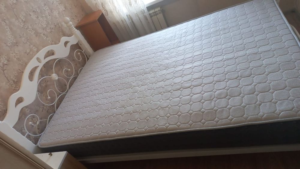 Кровать с матрасом