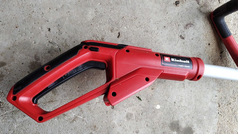 Продавам тример на батерии Енхел без батерия