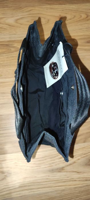 INBAG органайзер за чанти с много джобове в елегантен дизайн.