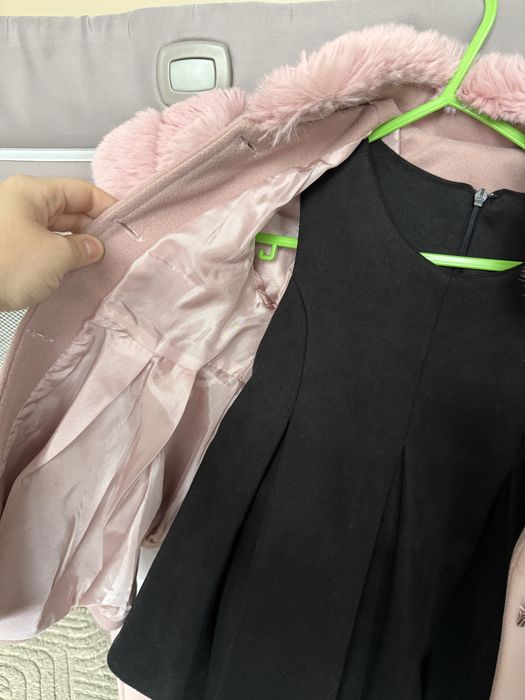 Rozovo palto i cerna eoklya