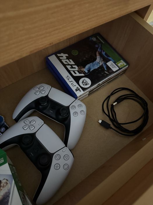 Playstation 5 с диск + 2 джойстика + 13 игри