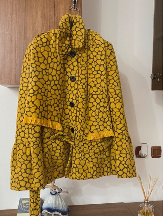 Paltoane, in stare buna.