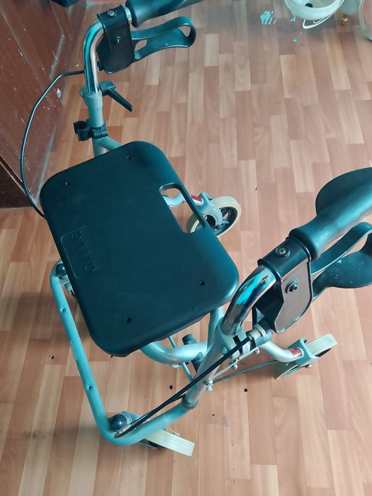 Продам ходунки на колесиках