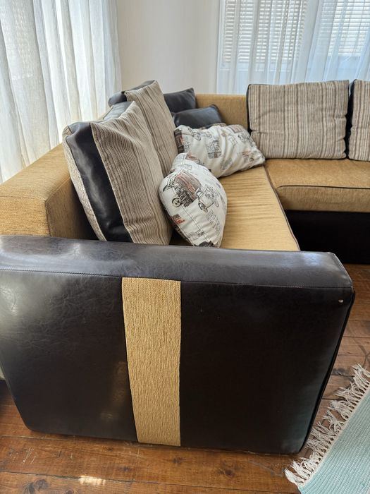 Разтегателен ъглов диван с три вида възглавници