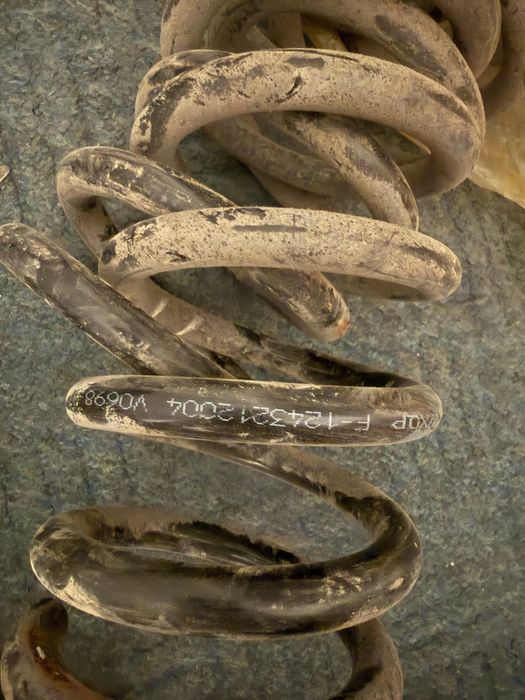 Продам на мерседес 124 пружины помпу