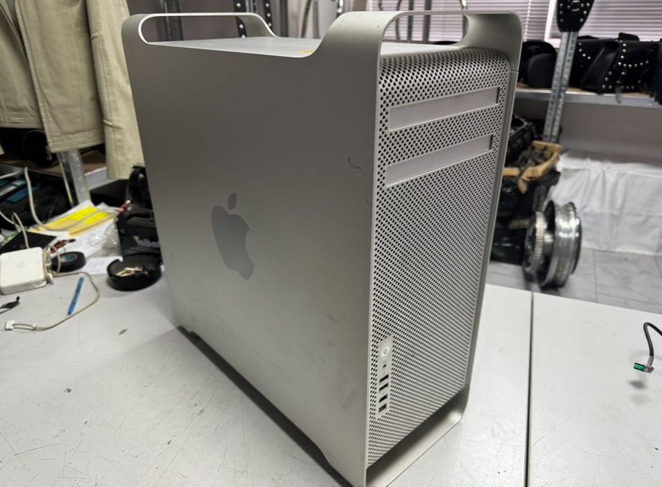 Компютър Apple Mac Pro A1115 + монитор и клавиатура