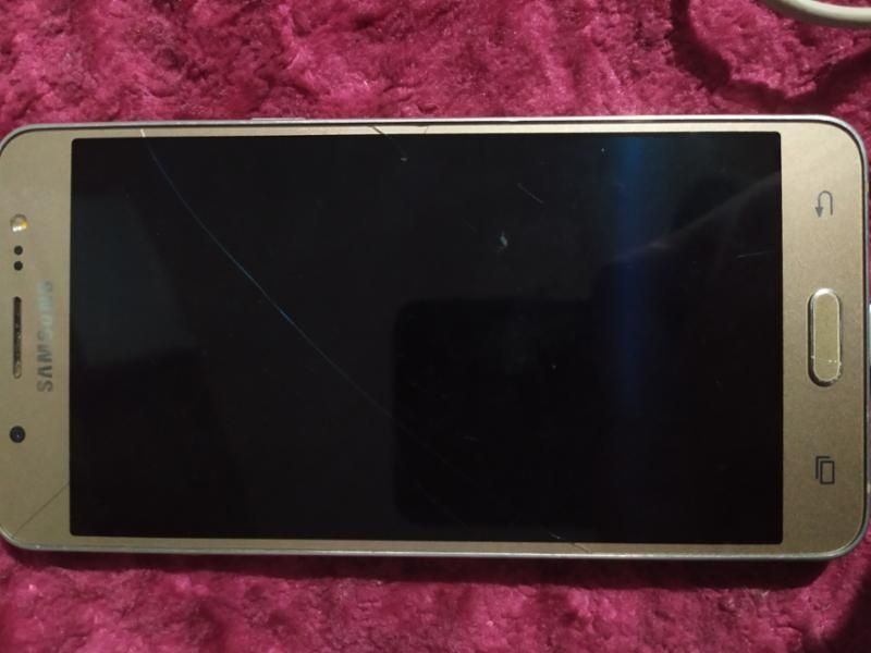 Продам телефон Самсунг Джи 5