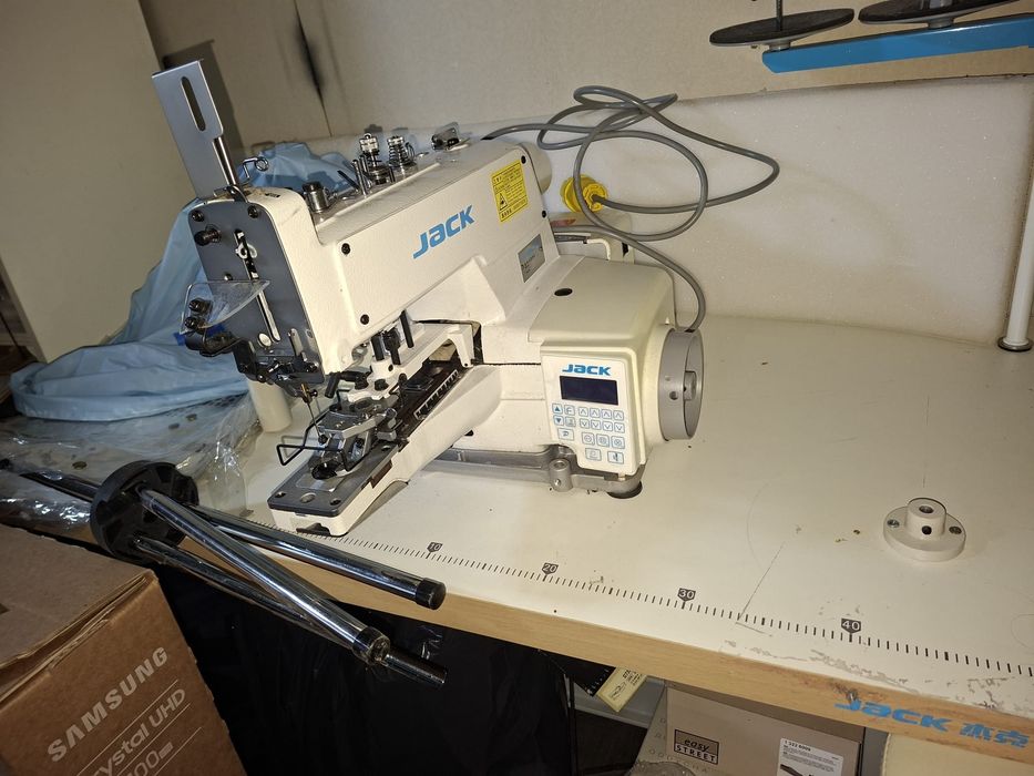 Masina de cusust nasturi Juki JK-T1377E