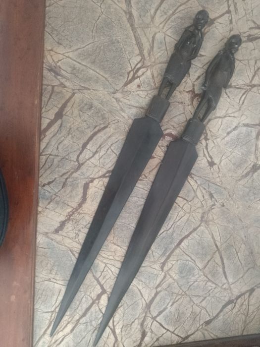 Se vinde, sabie sculptata,lemn Abanos 2buc.(Barbat,femeie)