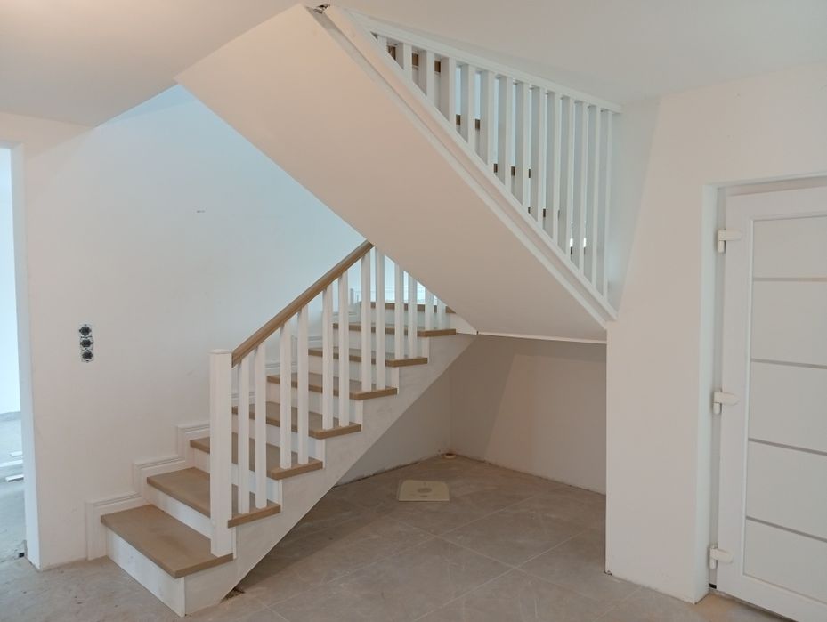 Scara din lemn masiv stratificat .