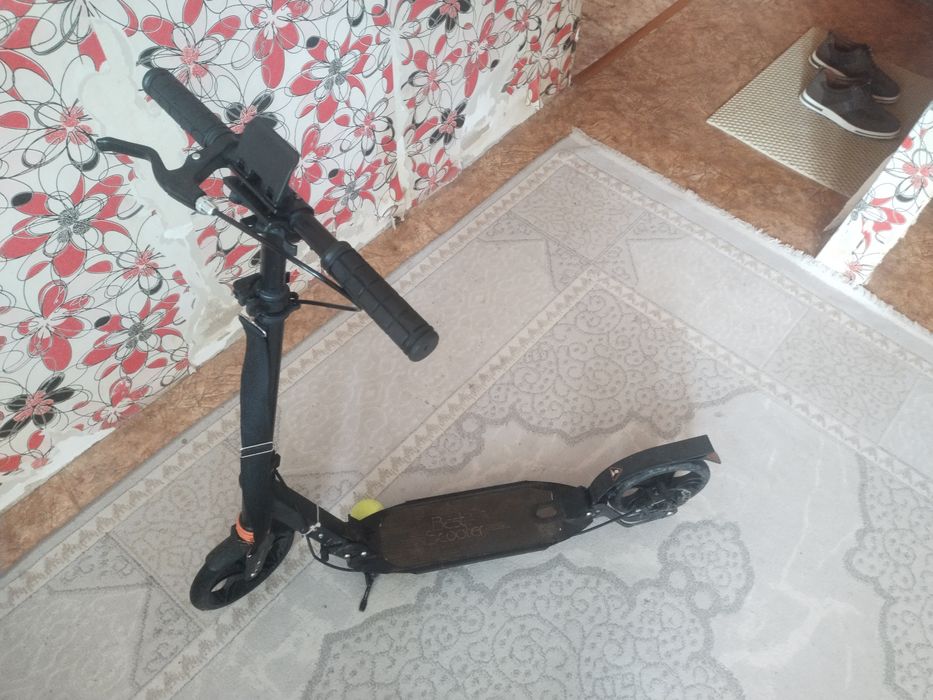 Детский самокат черного цвета
