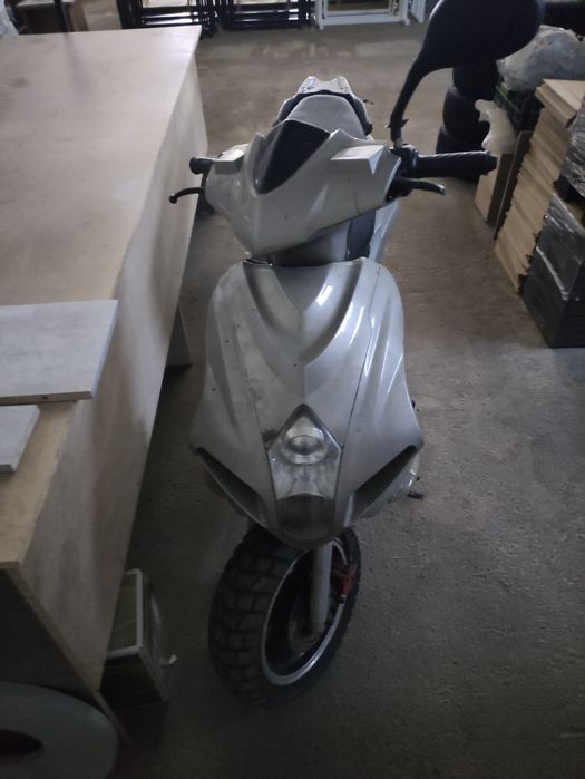 Скутер, полуживой.