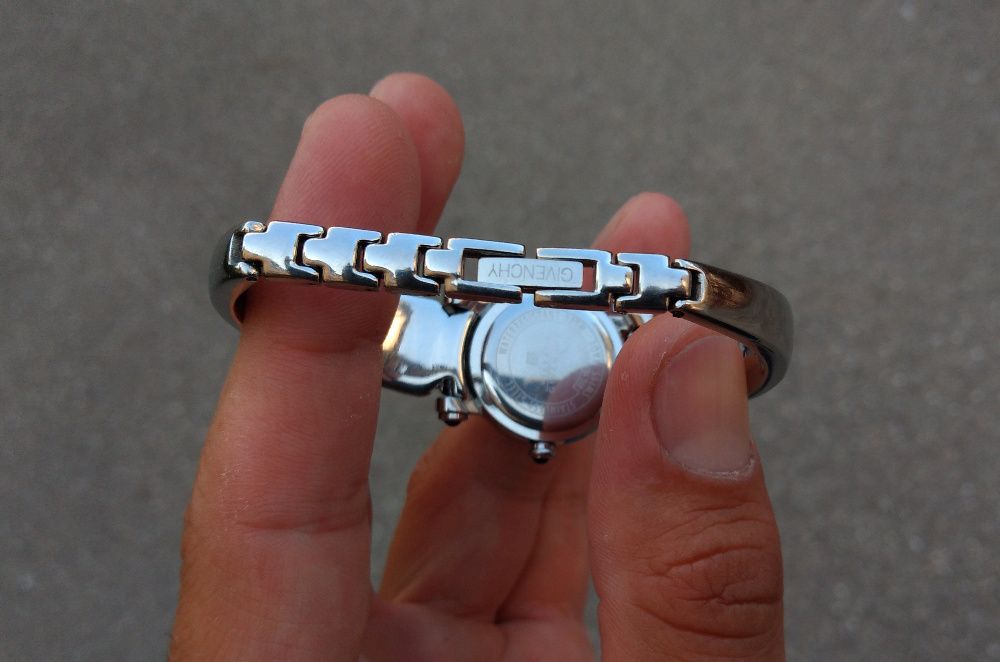 ceas Givenchy  Swiss