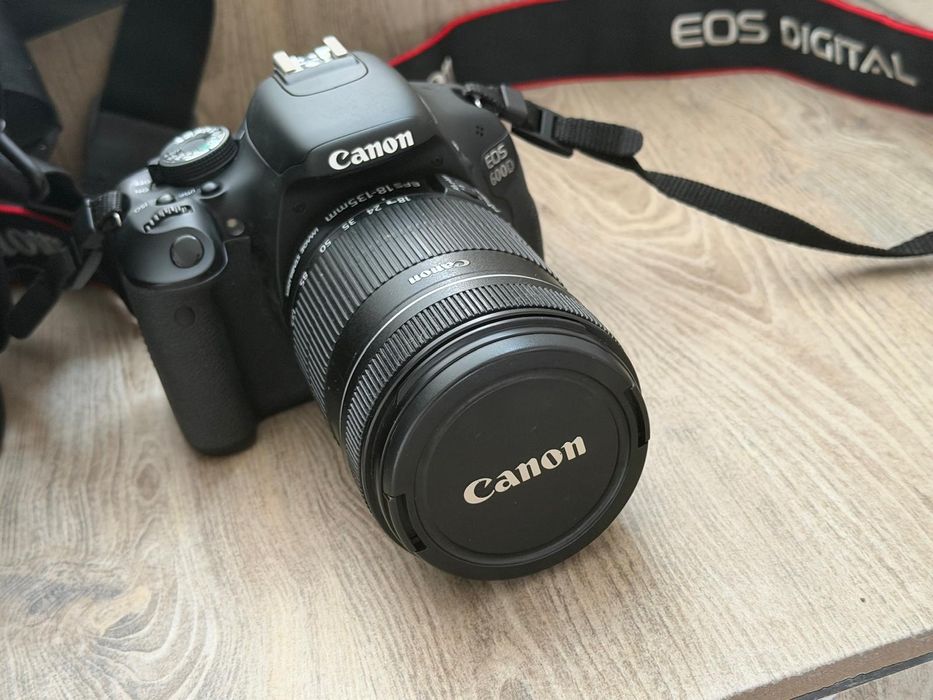 Canon EOS 600D + obiectiv Canon EF-S 18-135mm IS + geantă Lowepro