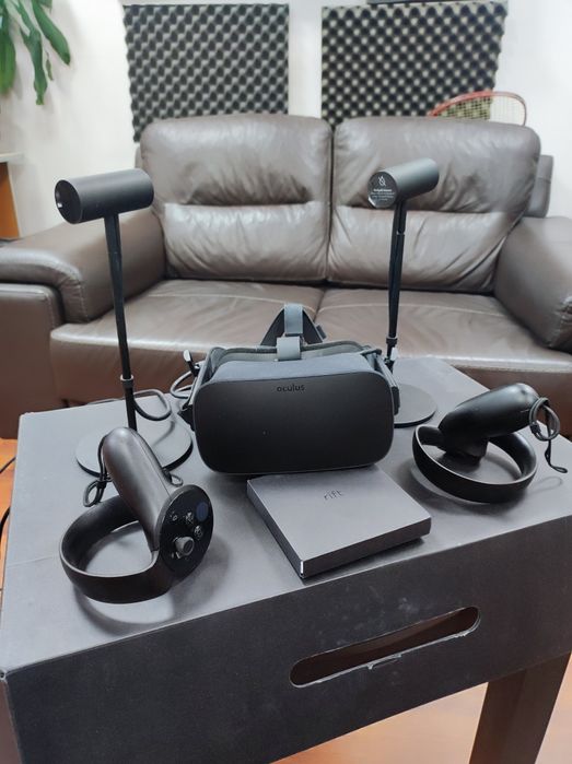 Oculus Rift CV1 — полный комплект (шлем + 2 Touch + 2 сенсора)