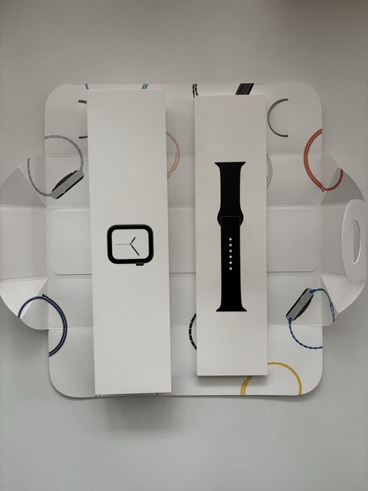 Apple Watch Series 4 - 40mm Space Gray(Aluminum) + Black Sport Band