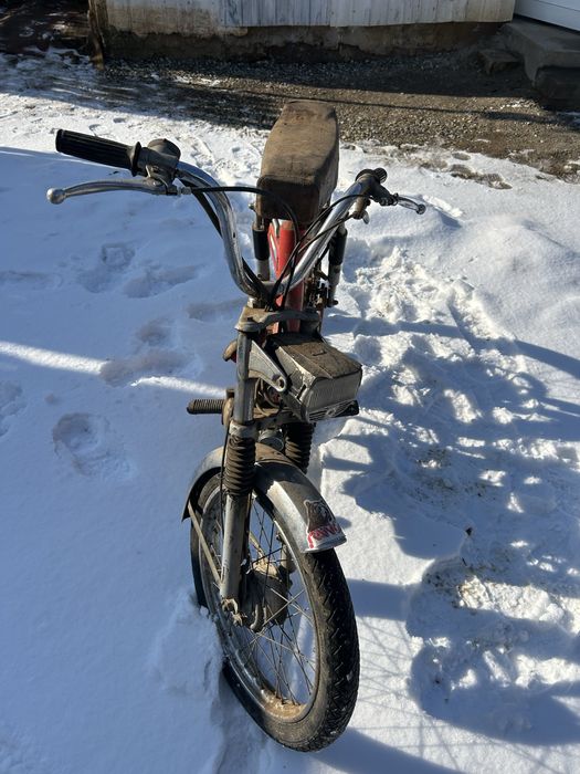 Moped benelli pe lant.