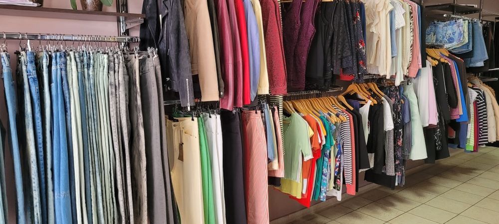 Дрехи от работещ магазин