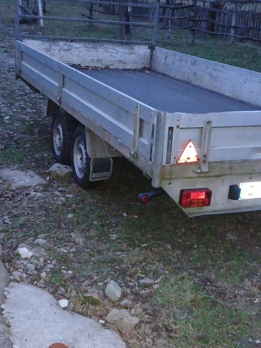 Remorca auto cu sistem de frânare