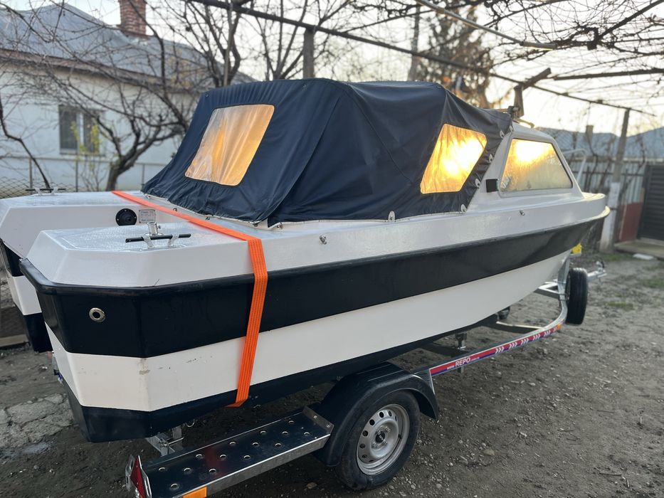 Barca cu peridoc fara motor