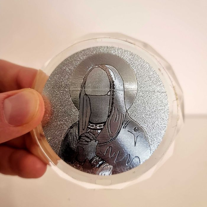 Icoana mica rotunda din cristal cu Fecioara Maria pe fundal aurit