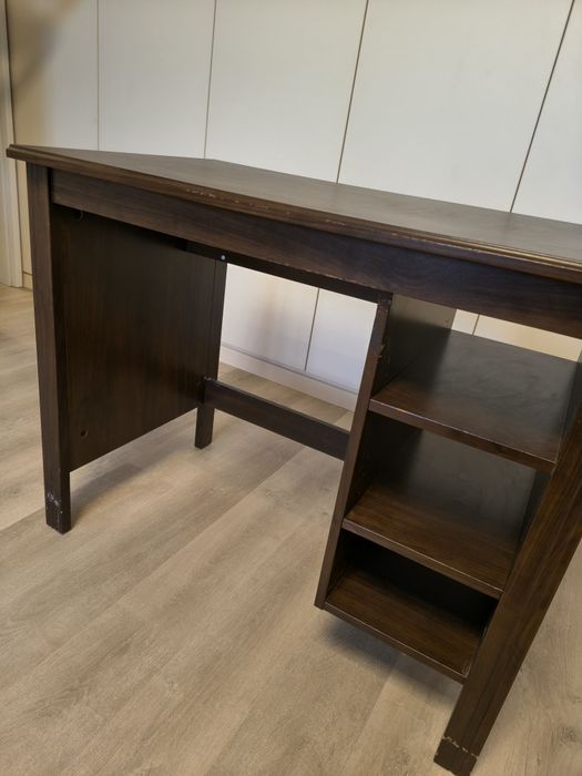 Donez birou cu rafturi lateral.