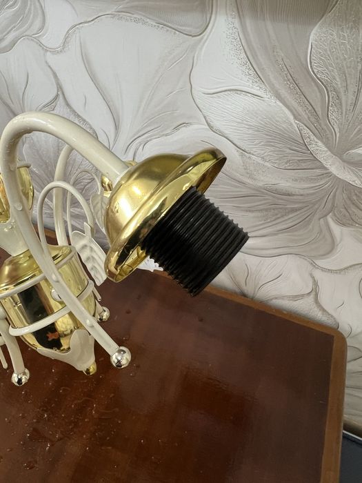 Продам люстру без одного плафона