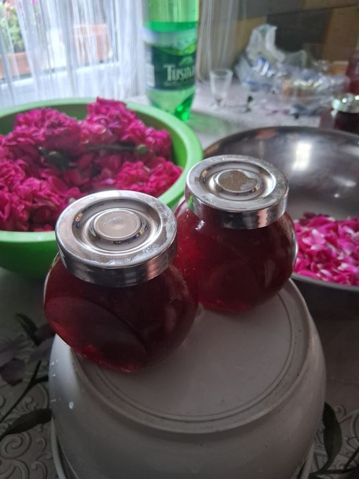 Vind dulceată de trandafiri de anul asta.Este foarte gustoasă.