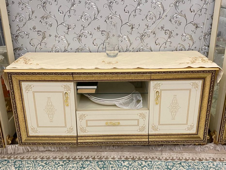 Продается сервант хорошего качества!