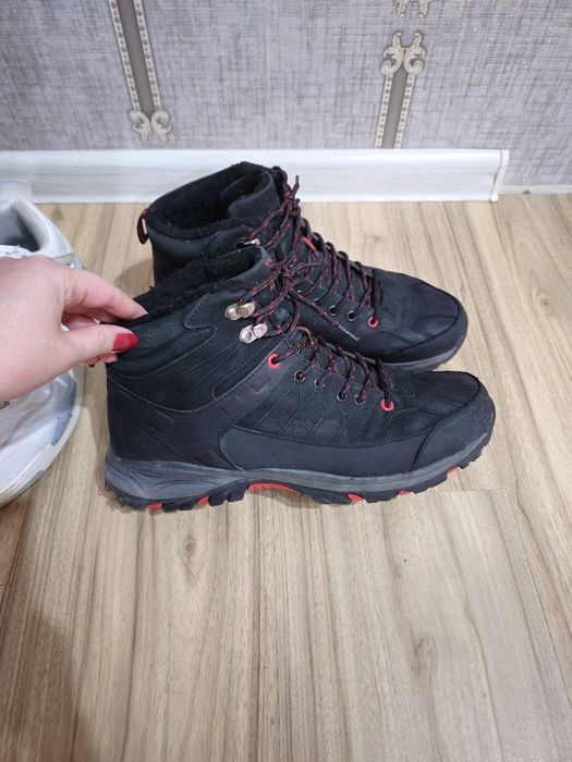 Екеуі 11000, кроссовки и етік