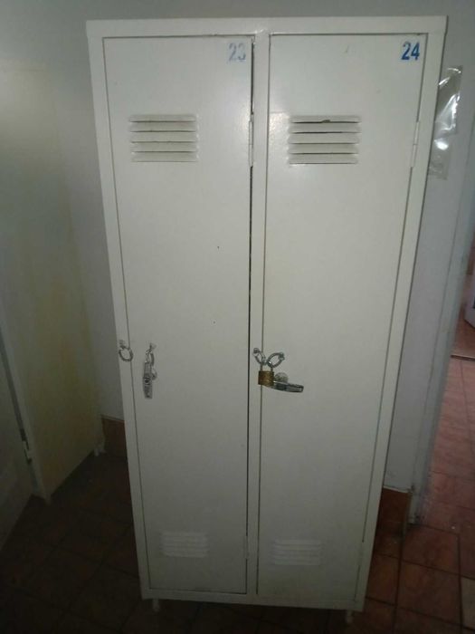 Метален шкаф за инструменти