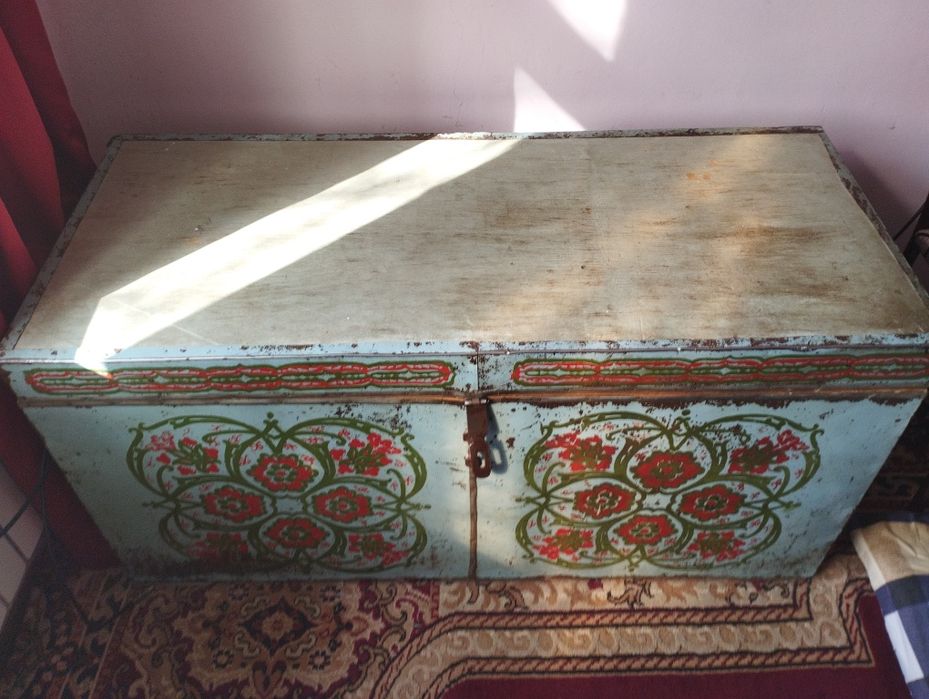 Продается старинный сундук