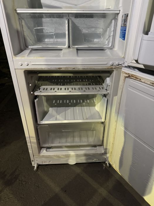 Холодильник indesit Срочно