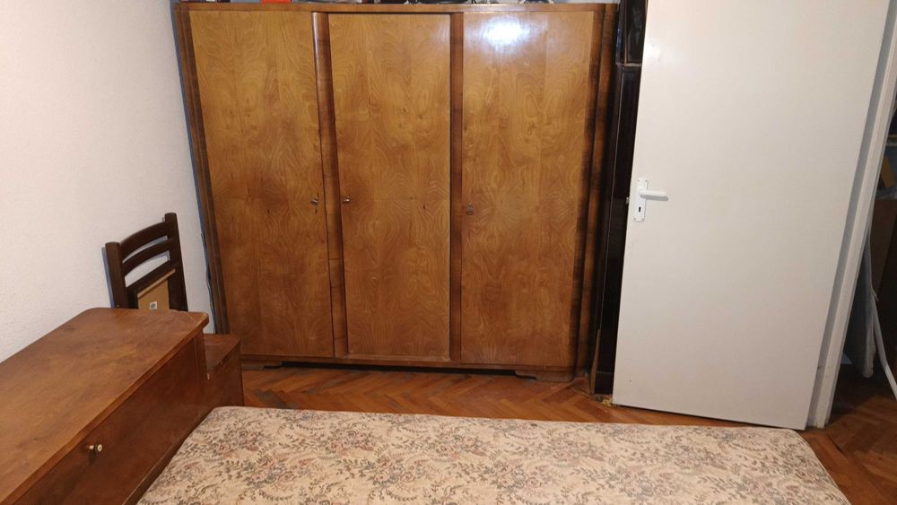 Mobila veche din lemn masiv anii 1970