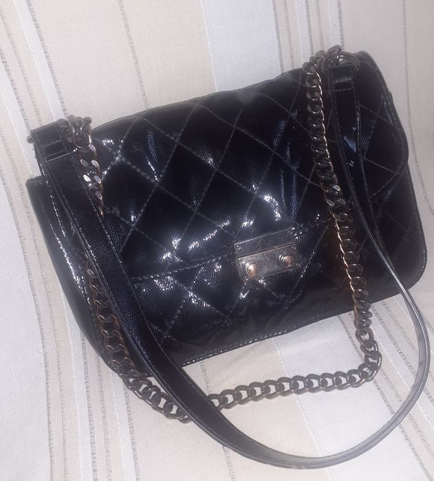 Продавам дамска чанта от естествена кожа - лак.