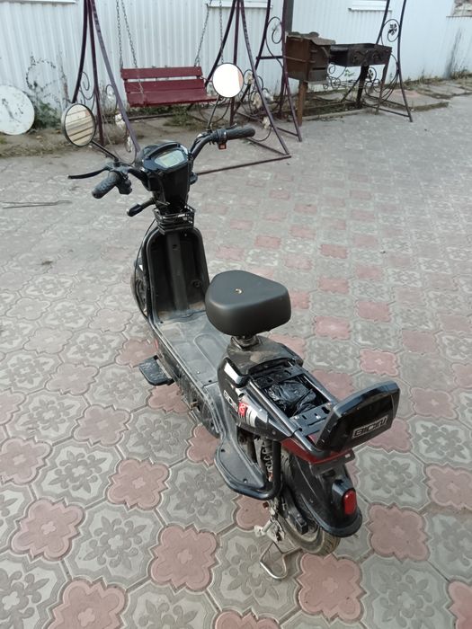 Продам скутер ск8