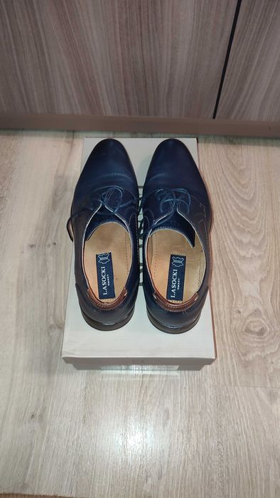 Мъжки официален костюм и обувки