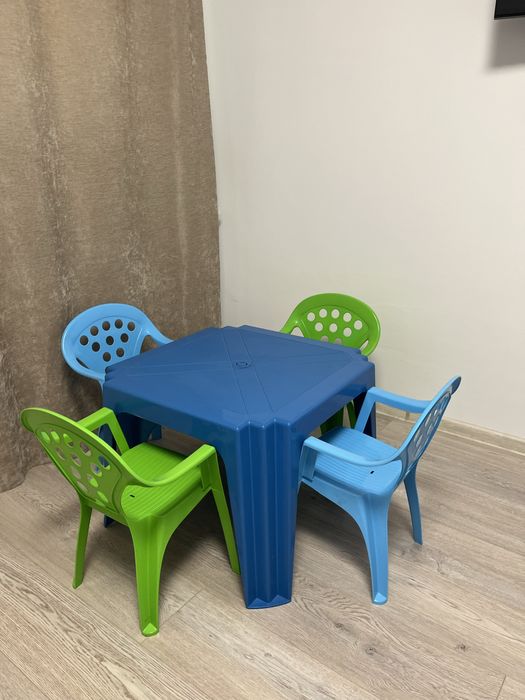 Masa cu 4 scaunele pt copii