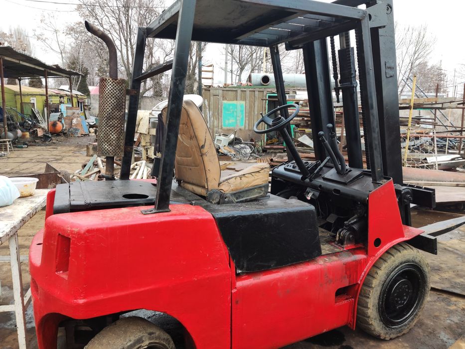 Погрузчик продается 3 тонник. в хорошем состоянии.